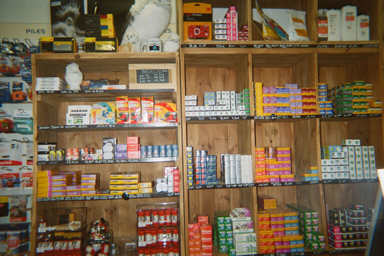 Photo du rayon Pellicule-photo.com prise avec un appareil jetable Kodak FunSaver 800 ISO, en utilisant le flash
